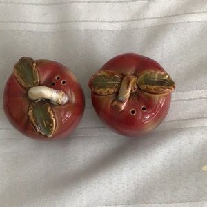 Vintage apple salt and pepper shakers great condition preowned great condition